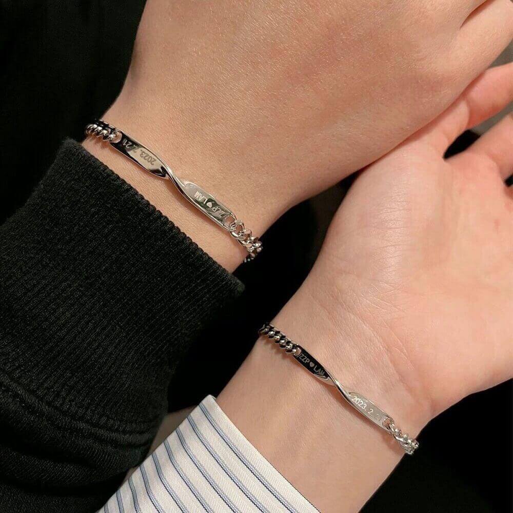 名入れ刻印カップルブレスレット - ねじりデザイン カスタマイズ可能なテキスト付き