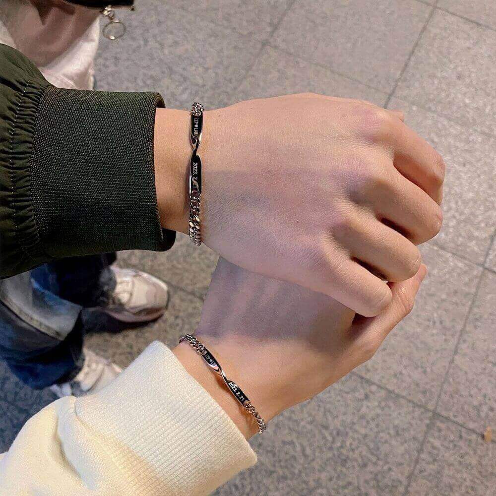 名入れ刻印カップルブレスレット - ねじりデザイン カスタマイズ可能なテキスト付き