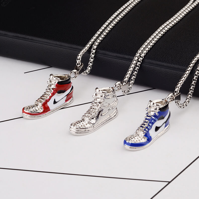 友達とシェアする3色のパンク風シューズネックレス