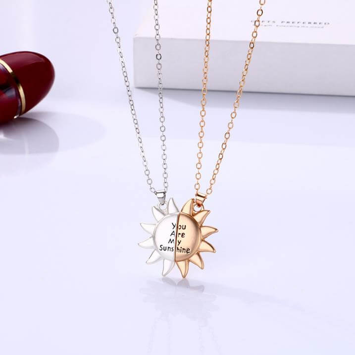 親友へのプレゼントに 「You Are My Sunshine」マグネットネックレス
