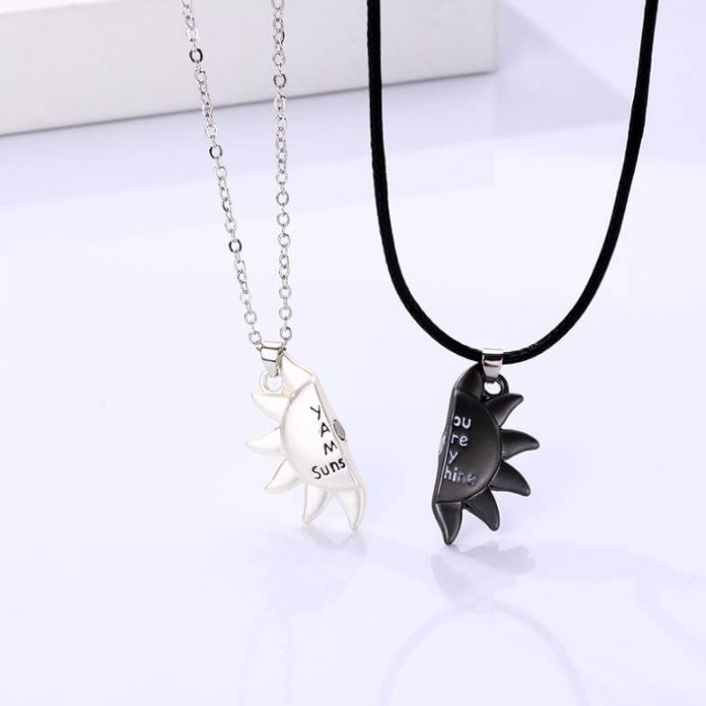 親友へのプレゼントに 「You Are My Sunshine」マグネットネックレス